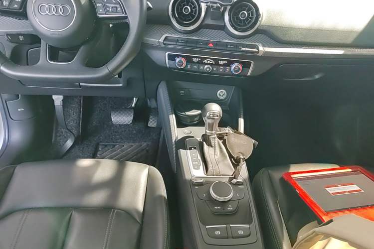 Used Audi Q2L 2022 35 TFSI Fashion Dynamic Model Gear Lever