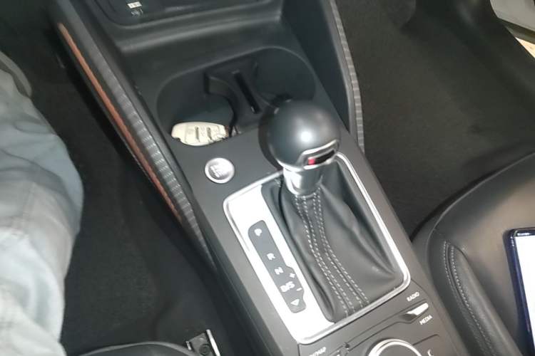 Used Audi Q2L 2022 35 TFSI Fashionable and Elegant Model Gear Lever