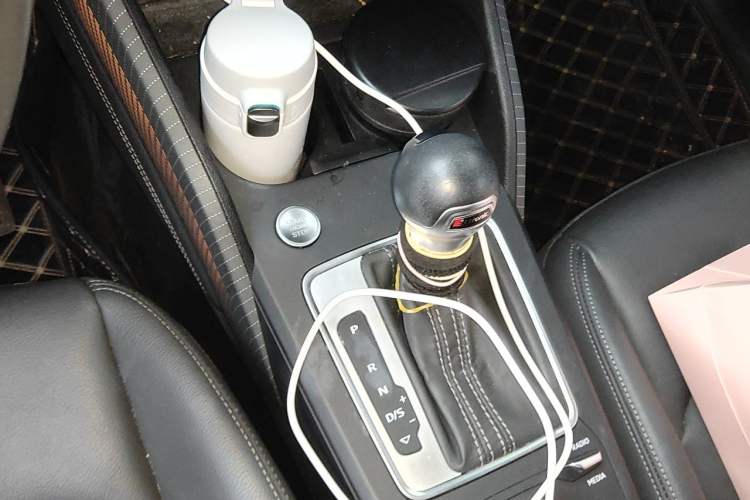 Used Audi Q2L 2022 35 TFSI Fashionable and Elegant Model Gear Lever