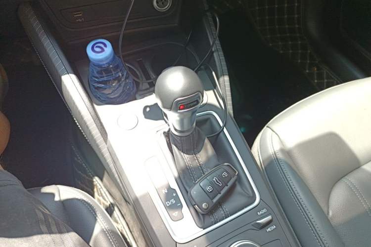 Used Audi Q2L 2022 35 TFSI Fashionable and Elegant Model Gear Lever