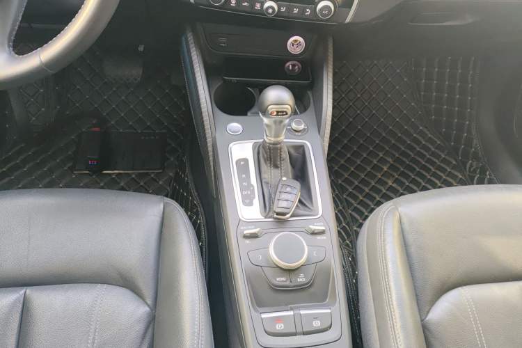 Used Audi Q2L 2022 35 TFSI Fashionable and Elegant Model Gear Lever