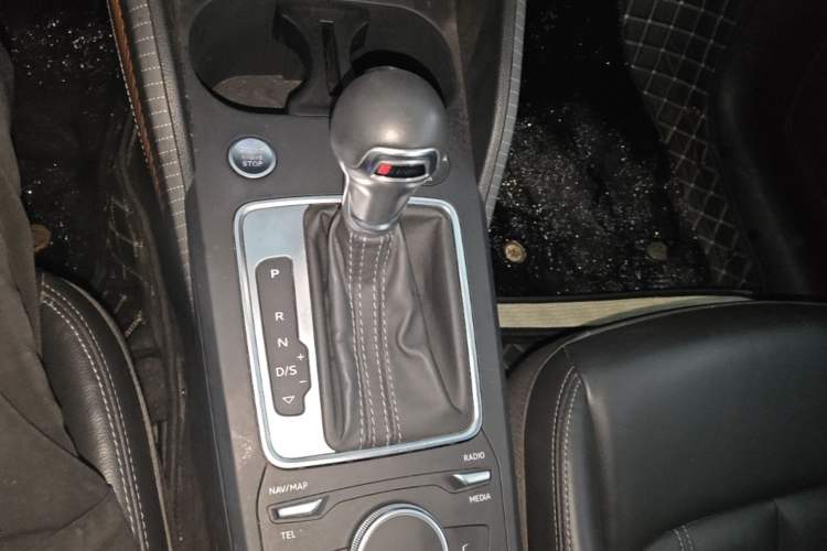 Used Audi Q2L 2022 35 TFSI Fashion Dynamic Model Gear Lever