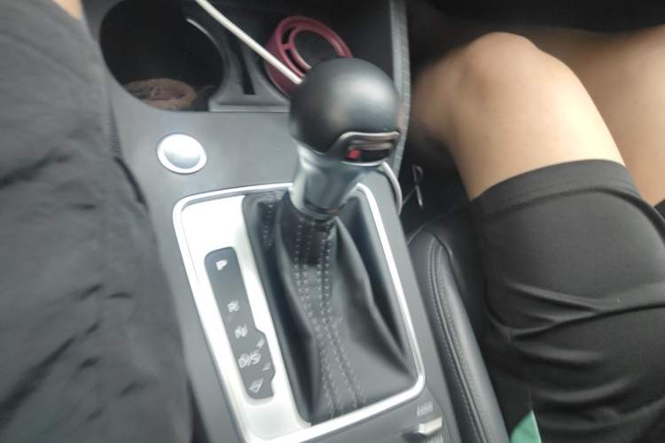 Used Audi Q2L 2022 35 TFSI Fashionable and Elegant Model Gear Lever