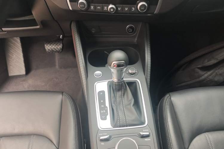 Used Audi Q2L 2022 35 TFSI Fashion Dynamic Model Gear Lever