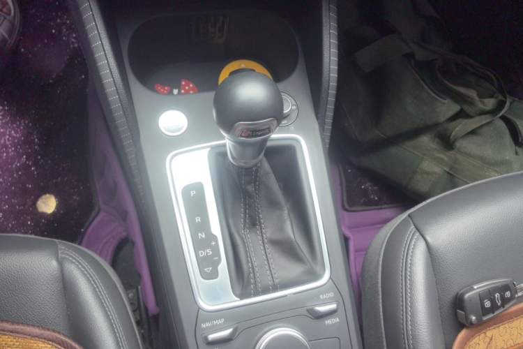 Used Audi Q2L 2022 35 TFSI Fashionable and Elegant Model Gear Lever