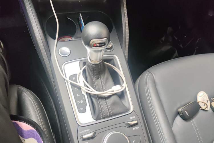 Used Audi Q2L 2022 35 TFSI Fashionable and Elegant Model Gear Lever