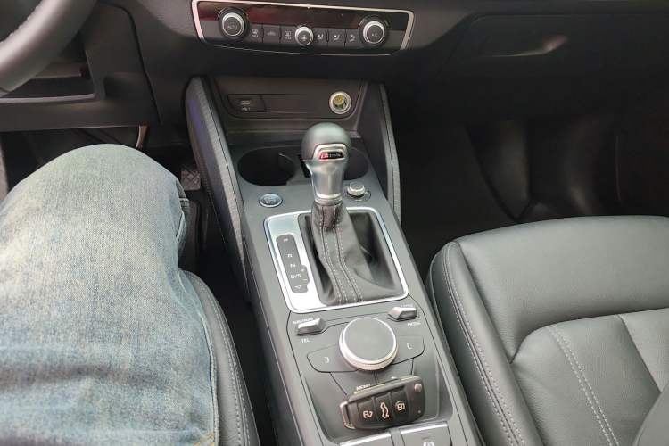 Used Audi Q2L 2022 35 TFSI Fashionable and Elegant Model Gear Lever