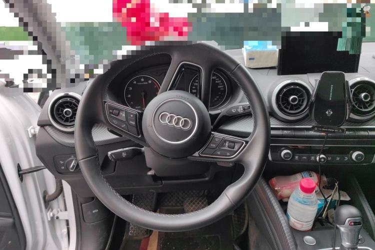 Used Audi Q2L 2022 35 TFSI Fashionable and Elegant Model Steering Wheel