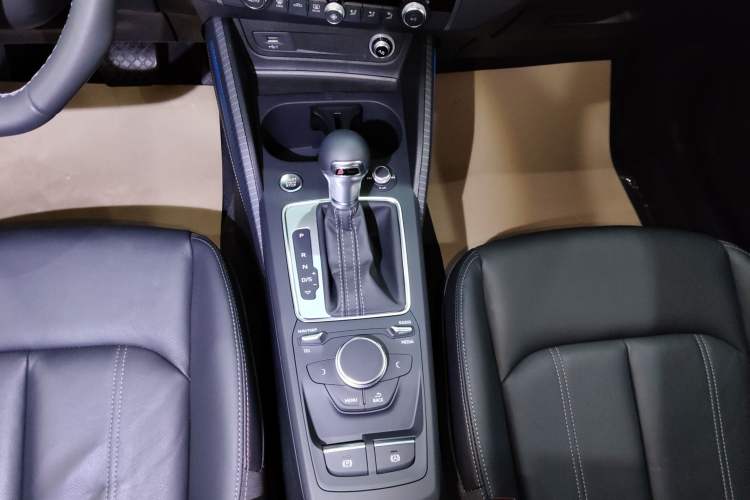 Used Audi Q2L 2023 35TFSI Fashion Dynamic Model Gear Lever