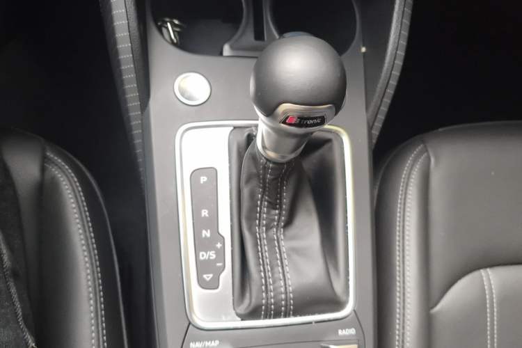 Used Audi Q2L 2023 35TFSI Fashion Dynamic Model Gear Lever