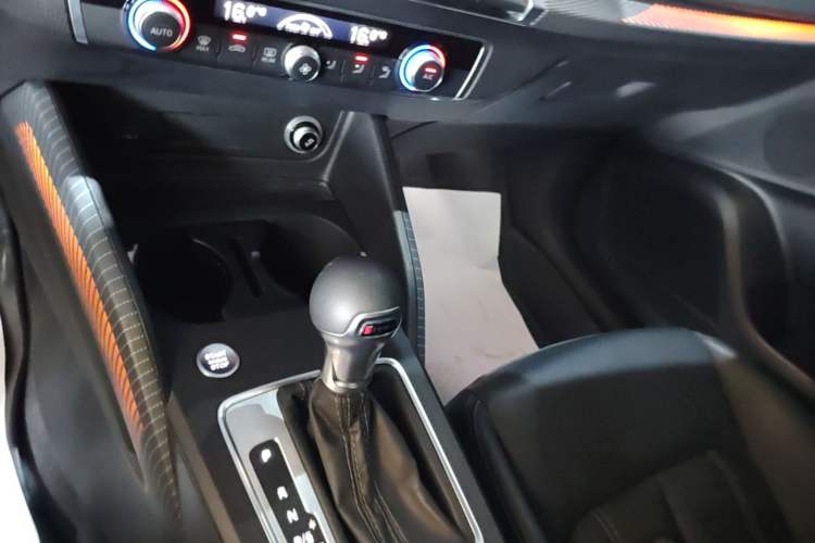 Used Audi Q2L 2023 35TFSI Fashion Dynamic Model Gear Lever