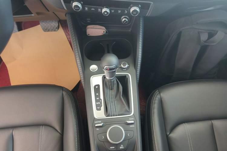 Used Audi Q2L 2023 35TFSI Fashion Dynamic Model Gear Lever