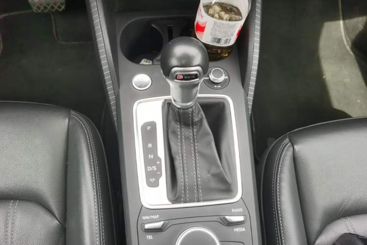 Used Audi Q2L 2023 35TFSI Fashionable and Elegant Model Gear Lever