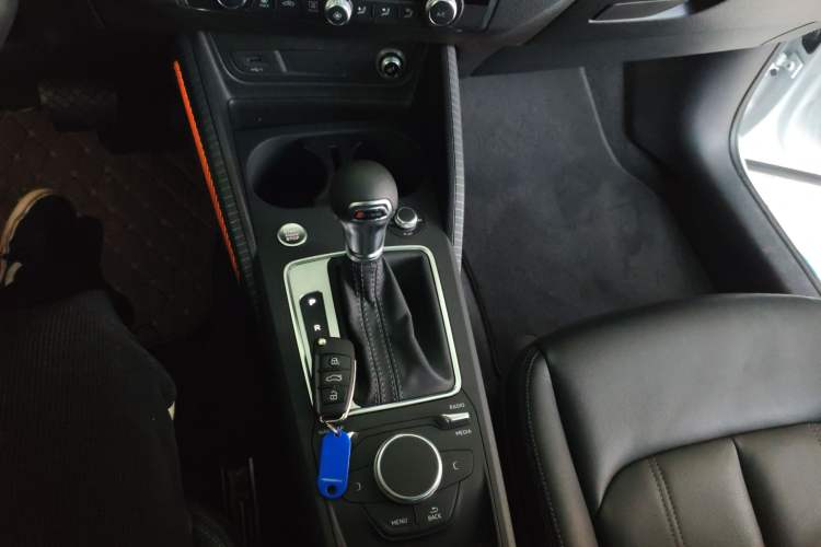 Used Audi Q2L 2023 35TFSI Fashion Dynamic Model Gear Lever