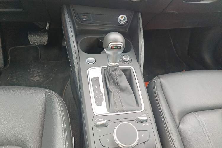 Used Audi Q2L 2023 35TFSI Fashion Dynamic Model Gear Lever