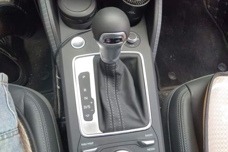 Used Audi Q2L 2023 35TFSI Fashionable and Elegant Model Gear Lever