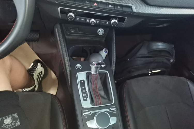 Used Audi Q2L 2023 35TFSI Luxury Dynamic Model Gear Lever
