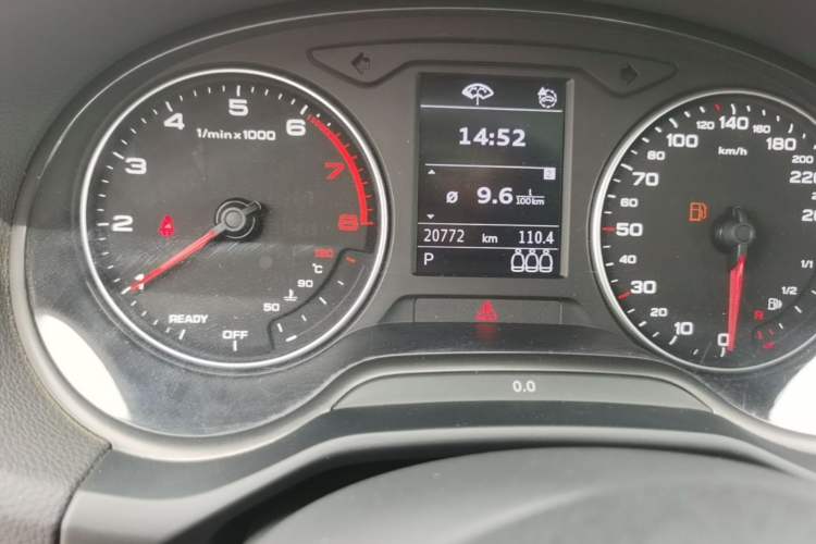 Used Audi Q2L 2023 35TFSI Fashionable and Elegant Model Odometer Close Up