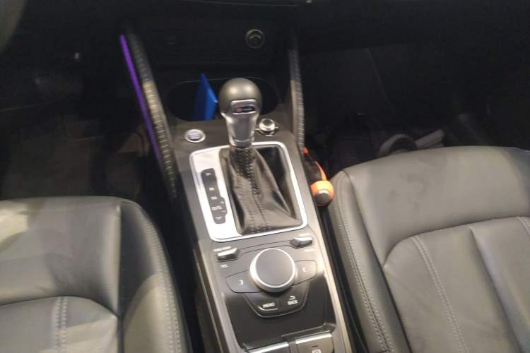 Used Audi Q2L 2024 35TFSI Fashionable and Elegant Version Gear Lever