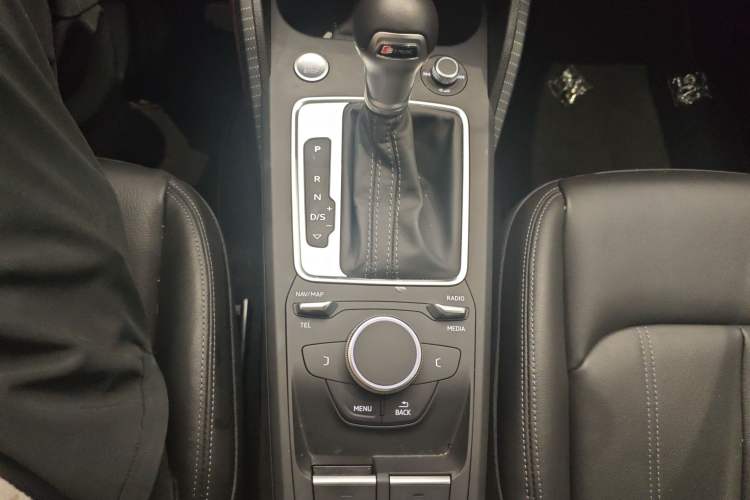 Used Audi Q2L 2024 35TFSI Fashionable and Dynamic Edition Gear Lever