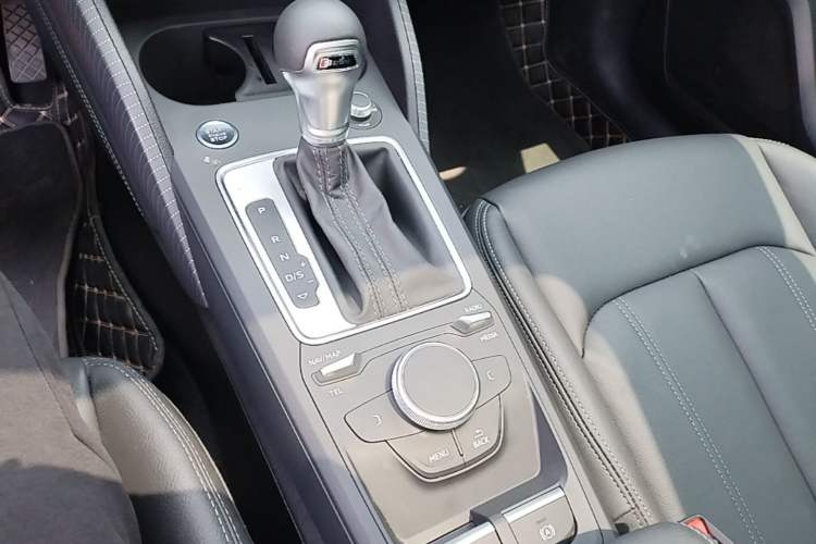 Used Audi Q2L 2024 35TFSI Fashionable and Dynamic Edition Gear Lever