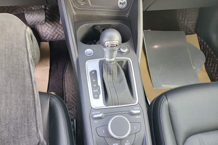 Used Audi Q2L 2024 35TFSI Fashionable and Dynamic Edition Gear Lever