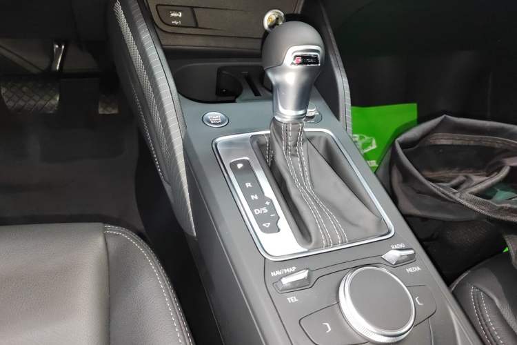 Used Audi Q2L 2024 35TFSI Fashionable and Dynamic Edition Gear Lever