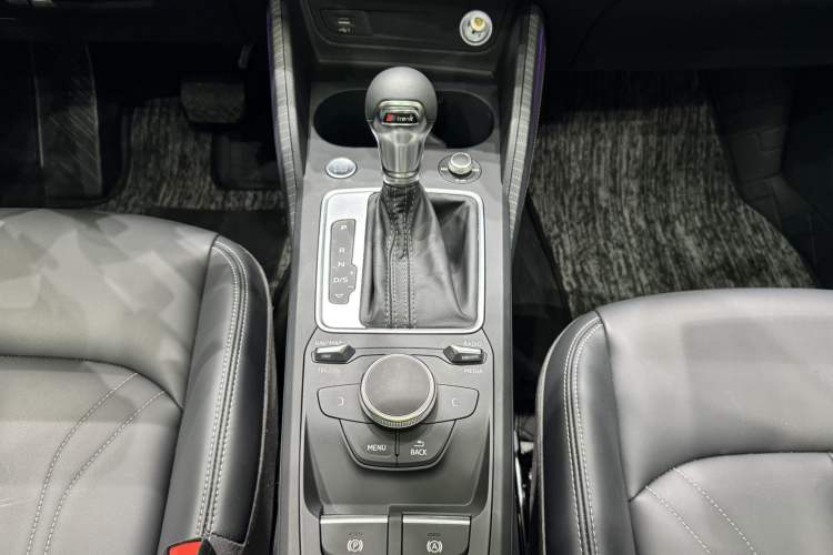 Used Audi Q2L 2024 35TFSI Fashionable and Dynamic Edition Gear Lever