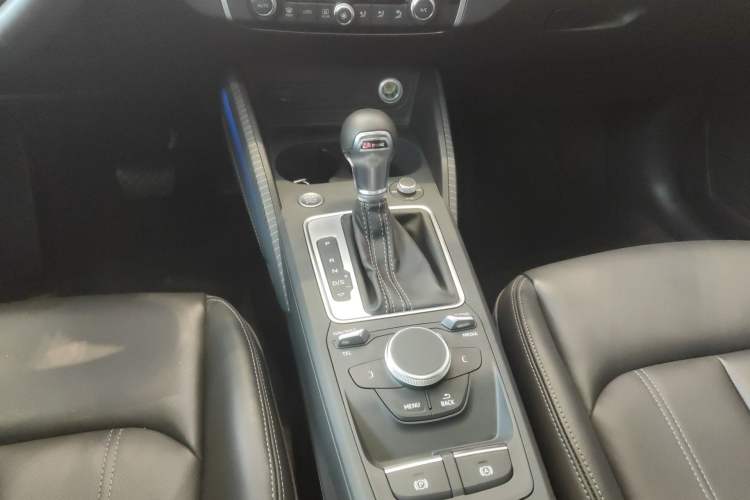 Used Audi Q2L 2024 35TFSI Fashionable and Dynamic Edition Gear Lever