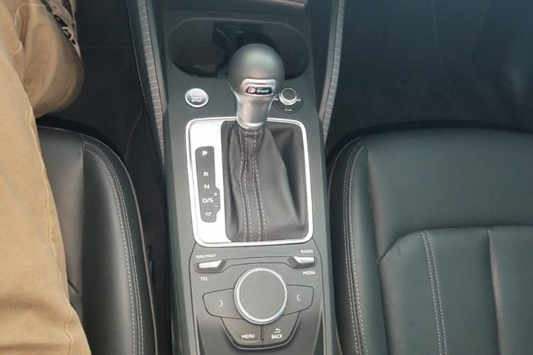 Used Audi Q2L 2024 35TFSI Fashionable and Dynamic Edition Gear Lever
