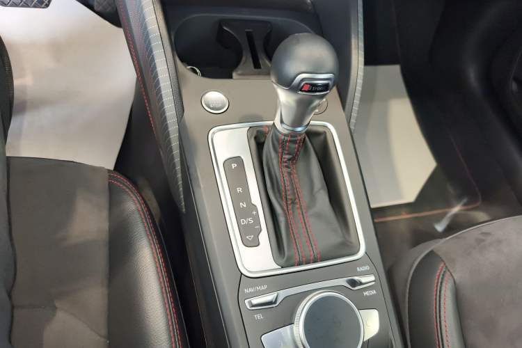 Used Audi Q2L 2024 35TFSI Luxury Dynamic Edition Gear Lever