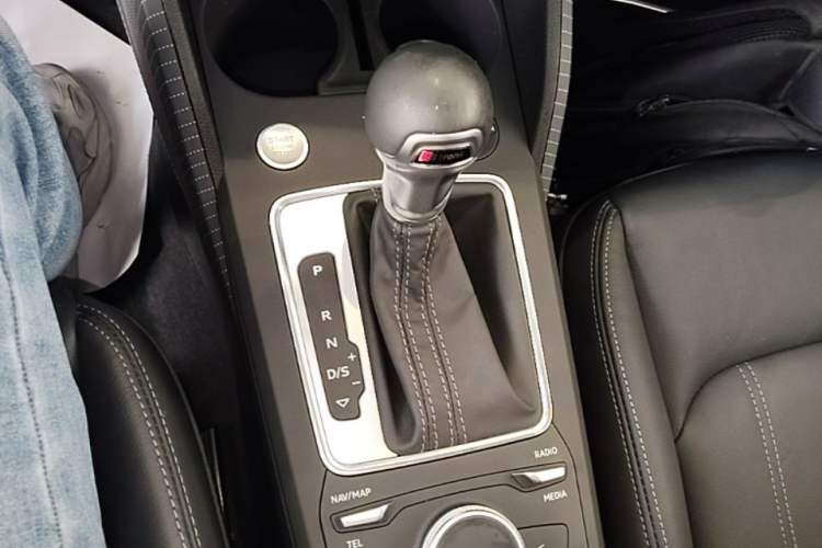 Used Audi Q2L 2024 35TFSI Fashionable and Dynamic Edition Gear Lever