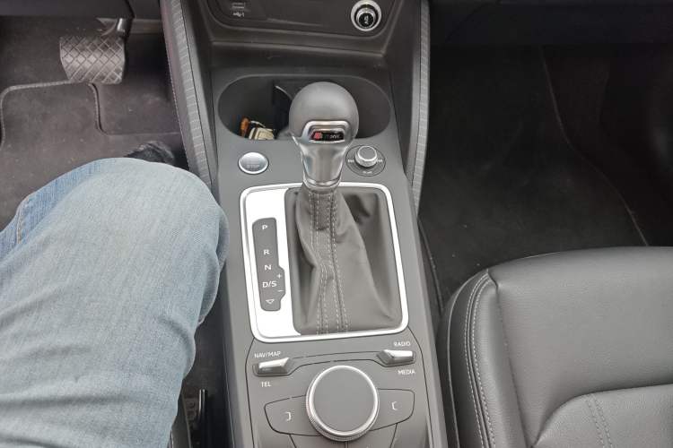 Used Audi Q2L 2024 35TFSI Fashionable and Dynamic Edition Gear Lever