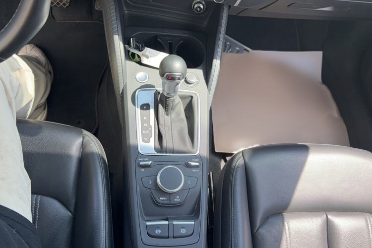 Used Audi Q2L 2024 35TFSI Fashionable and Dynamic Edition Gear Lever