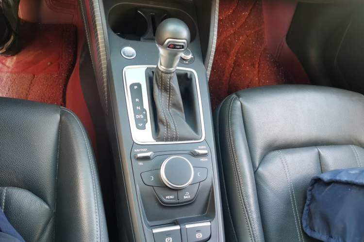 Used Audi Q2L 2024 35TFSI Fashionable and Elegant Version Gear Lever