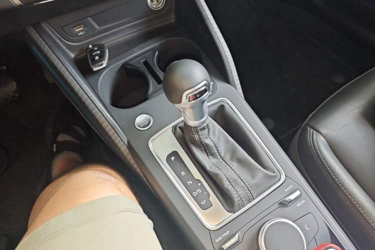 Used Audi Q2L 2024 35TFSI Fashionable and Elegant Version Gear Lever