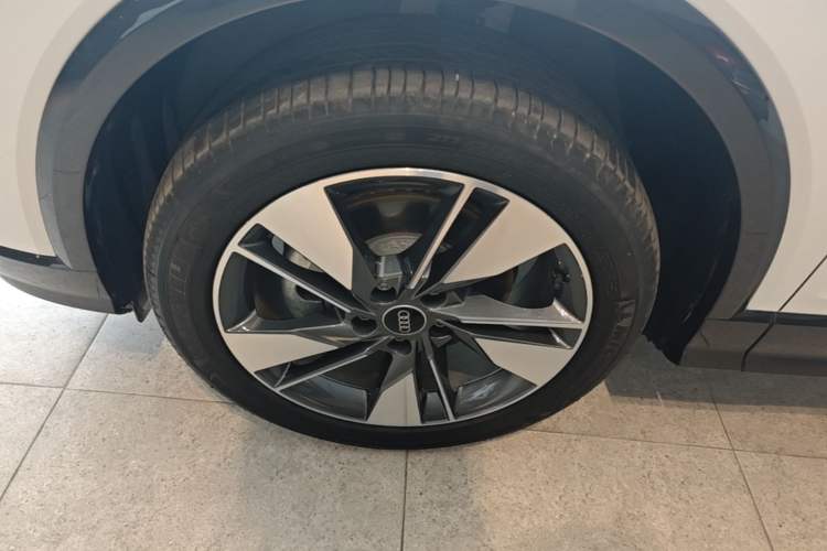 Used Audi Q2L 2024 35TFSI Fashionable and Elegant Version Left Front Wheel Hub