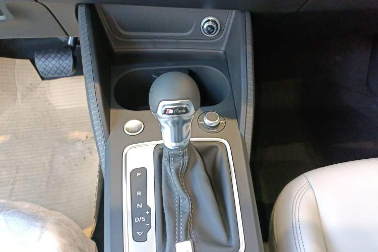 Used Audi Q2L 2025 35 TFSI Fashion Dynamic Edition Gear Lever