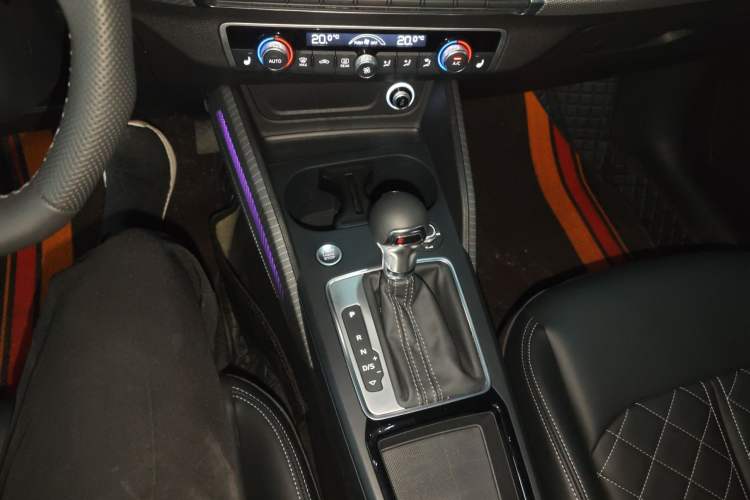 Used Audi Q2L 2025 35 TFSI Fashion Dynamic Edition Gear Lever