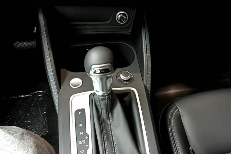 Used Audi Q2L 2025 35 TFSI Fashion Dynamic Edition Gear Lever