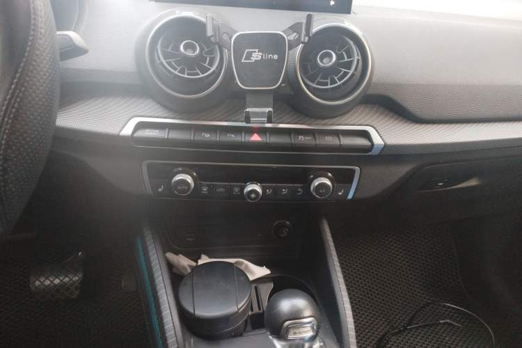 Used Audi Q2L e-tron 2019 Q2L e-tron Pure Electric Smart Enjoyment Model Audio And AC Panel