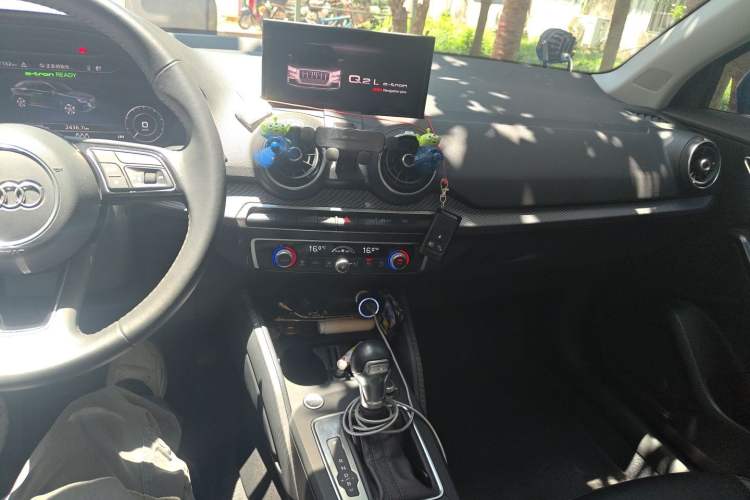 Used Audi Q2L e-tron 2019 Q2L e-tron Pure Electric Smart Enjoyment Model Audio And AC Panel
