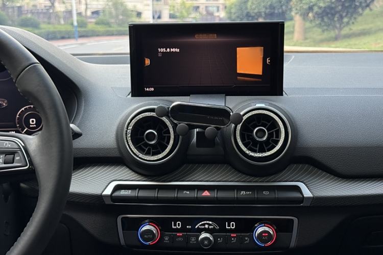Used Audi Q2L e-tron 2019 Q2L e-tron Pure Electric Smart Enjoyment Model Audio And AC Panel