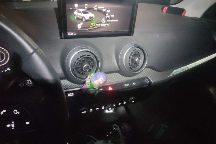 Used Audi Q2L e-tron 2019 Q2L e-tron Pure Electric Smart Enjoyment Model Audio And AC Panel