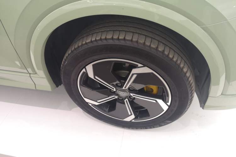 Used Audi Q2L e-tron 2022 Q2L e-tron Pure Electric Smart Enjoyment Model Right Front Wheel Hub