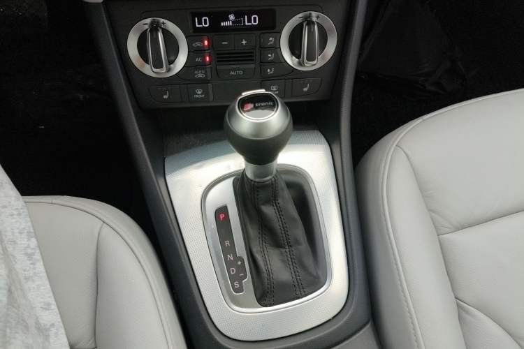 Used Audi Q3 2013 35 TFSI Comfort Model Gear Lever