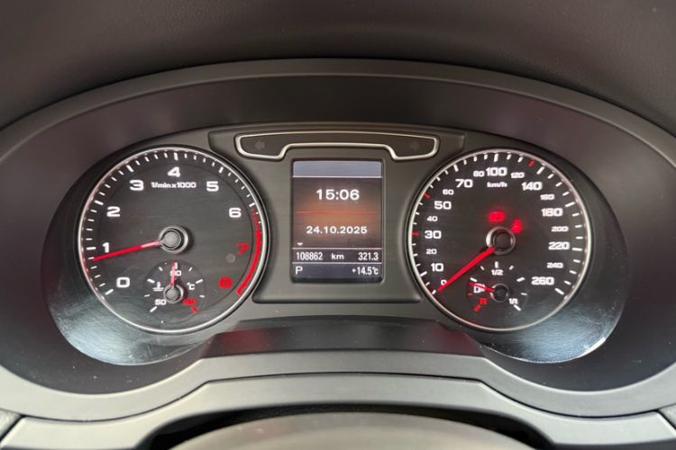 Used Audi Q3 2015 35 TFSI quattro Technology Edition Odometer Close Up