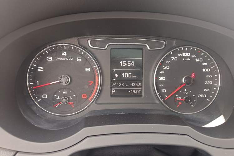 Used Audi Q3 2015 35 TFSI Ambition Edition Odometer Close Up