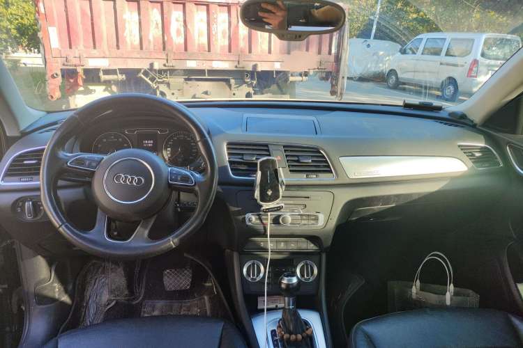 Used Audi Q3 2012 35 TFSI quattro Comfort Model Center Console