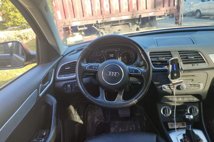 Used Audi Q3 2012 35 TFSI quattro Comfort Model Steering Wheel